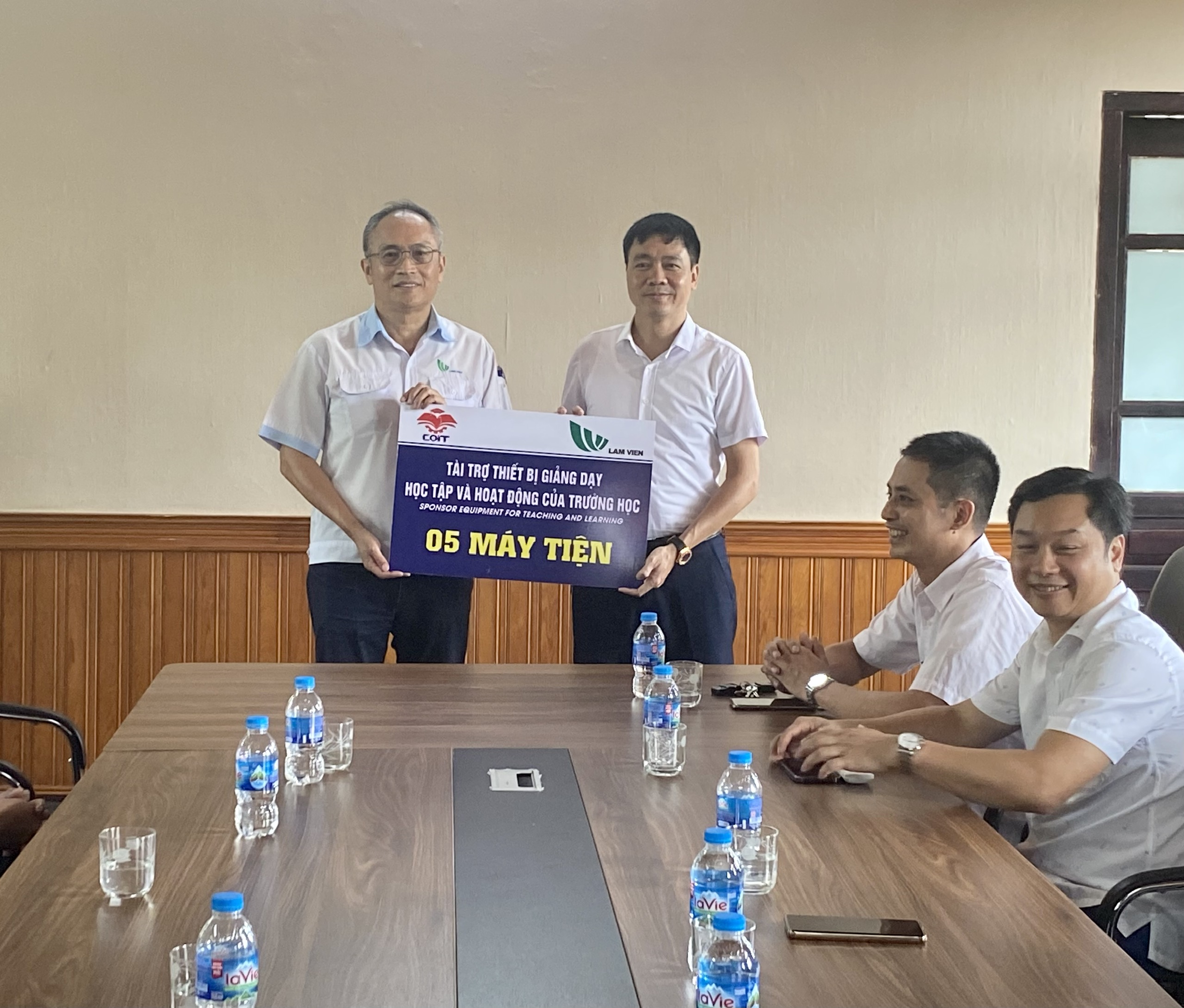 Lễ bàn giao thiết bị cho trường Cao đẳng Công nghiệp và Thương mại do Công ty HHCN Lâm Viễn Vĩnh Phúc trao tặng