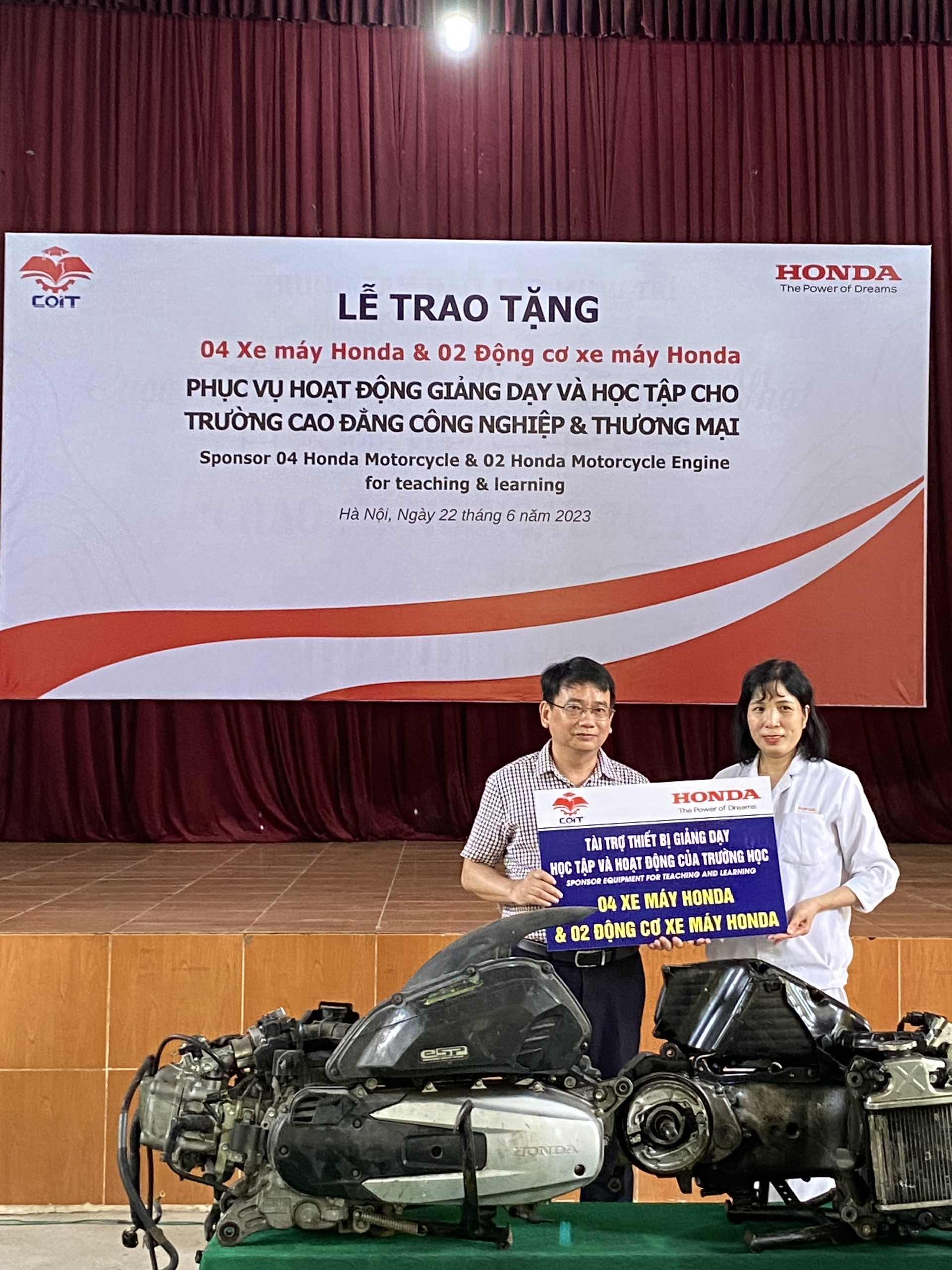 Công ty Honda Việt Nam đã trao tặng thiết bị phục vụ giảng dạy và học tập cho Trường Cao đẳng Công nghiệp và Thương mại