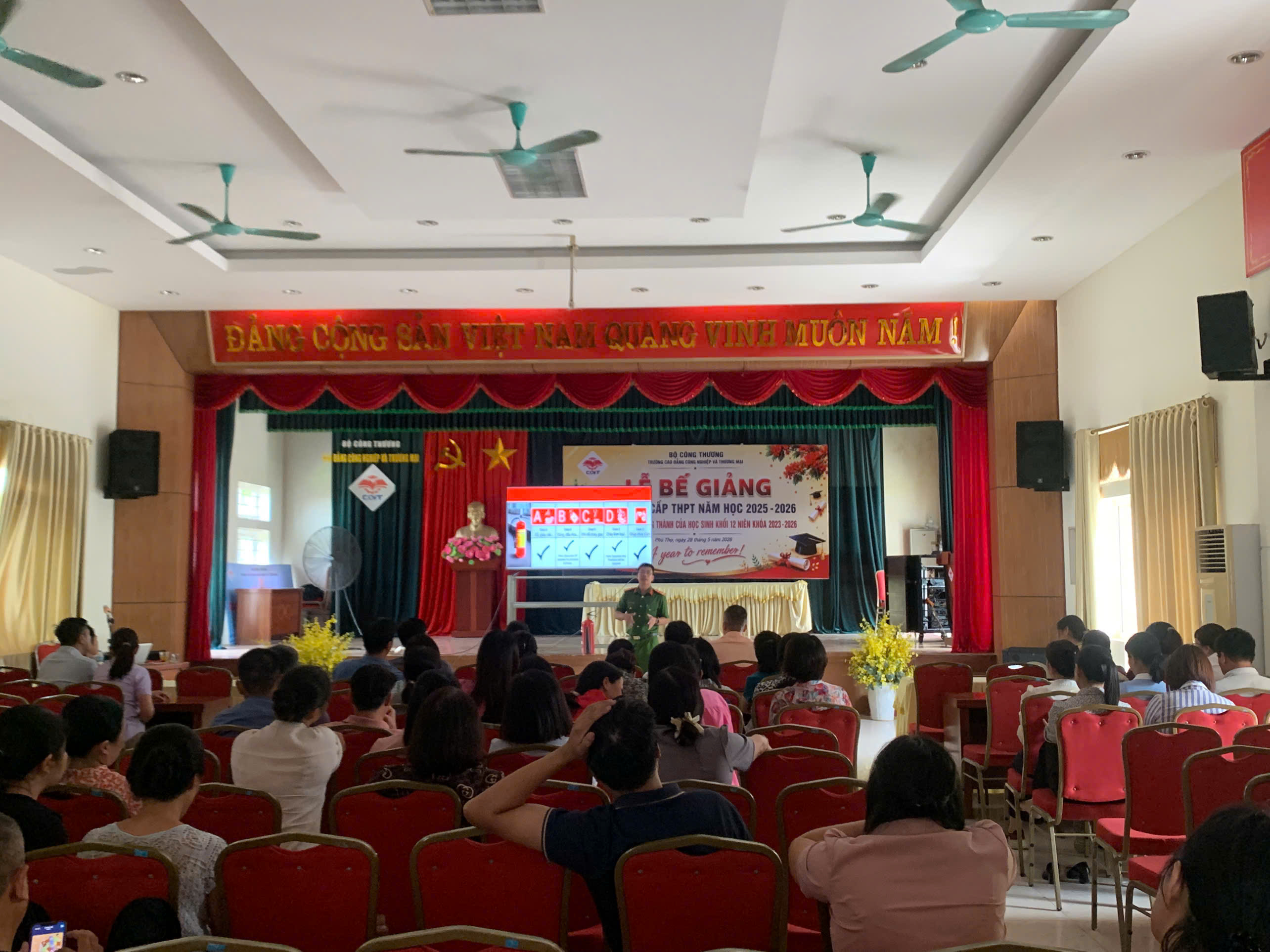 Trường Cao đẳng Công nghiệp và Thương mại tổ chức tập huấn phòng cháy, chữa cháy và cứu nạn cứu hộ năm 2026