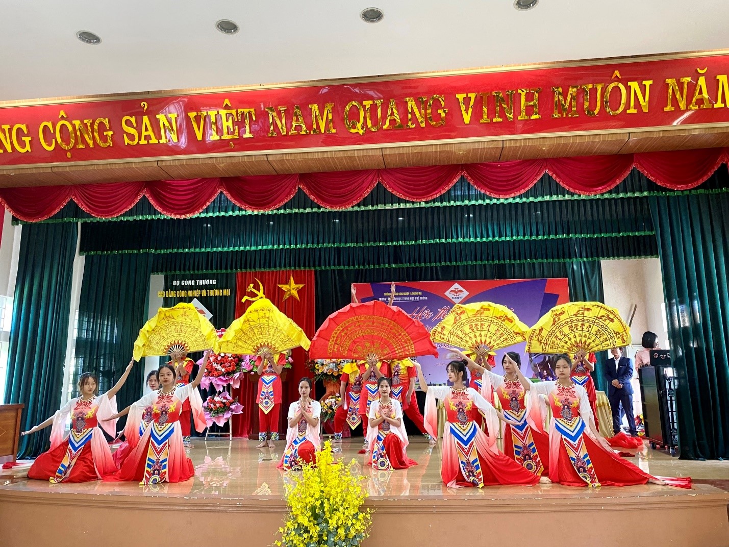 Hội thi văn nghệ và Trò chơi dân gian  chào mừng ngày Nhà giáo Việt Nam 20/11năm học 2023 – 2024  hệ Giáo dục thường xuyên cấp THPT của trường Cao đẳng Công nghiệp và Thương mại
